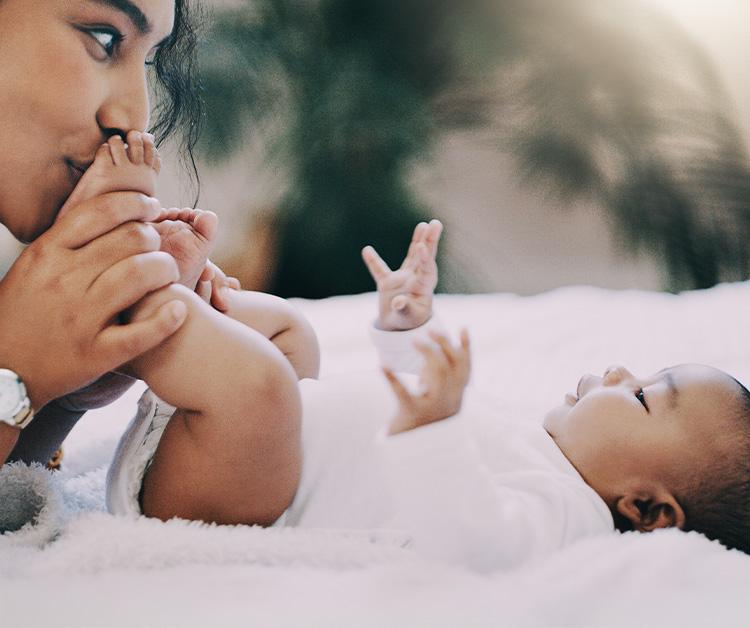 Mom playing with her baby´s foots