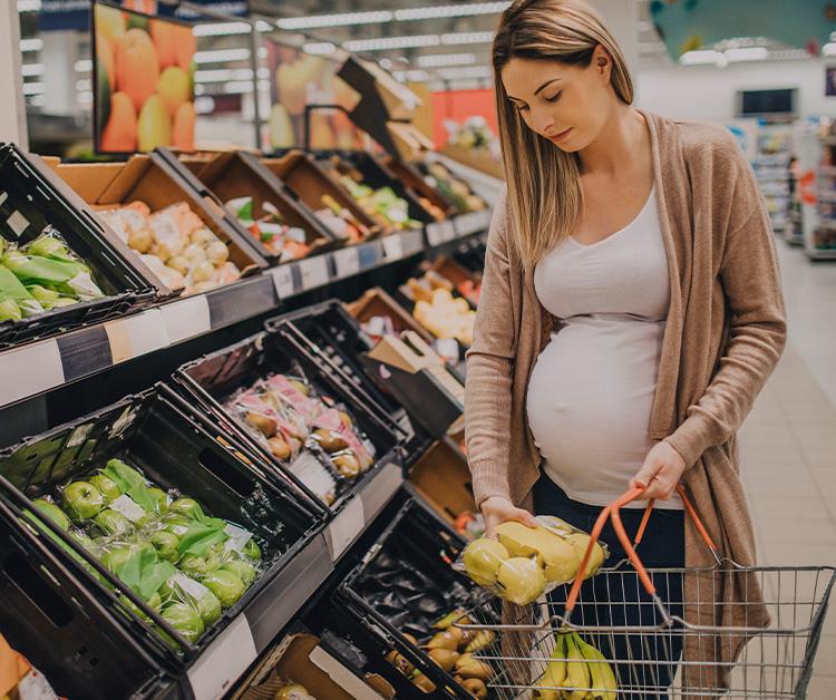Expecting mom shopping at a farmers market
